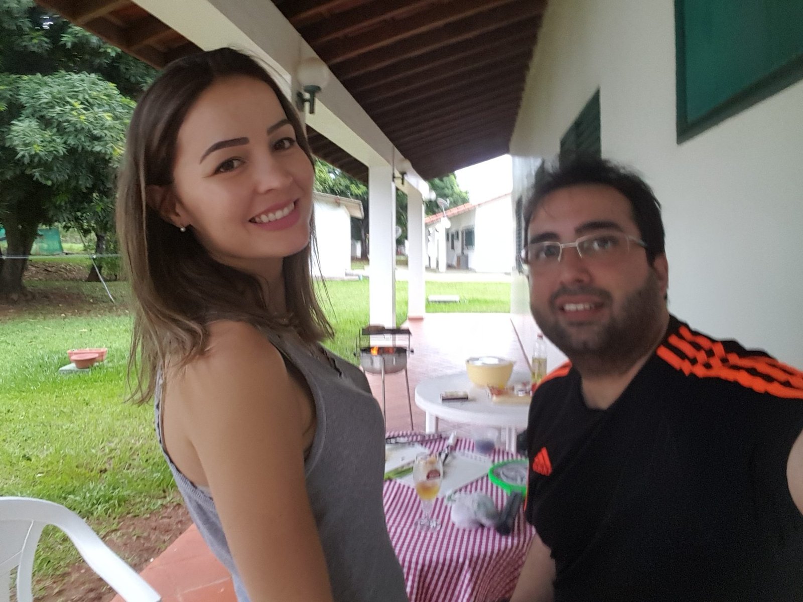 Os dois em uma varanda