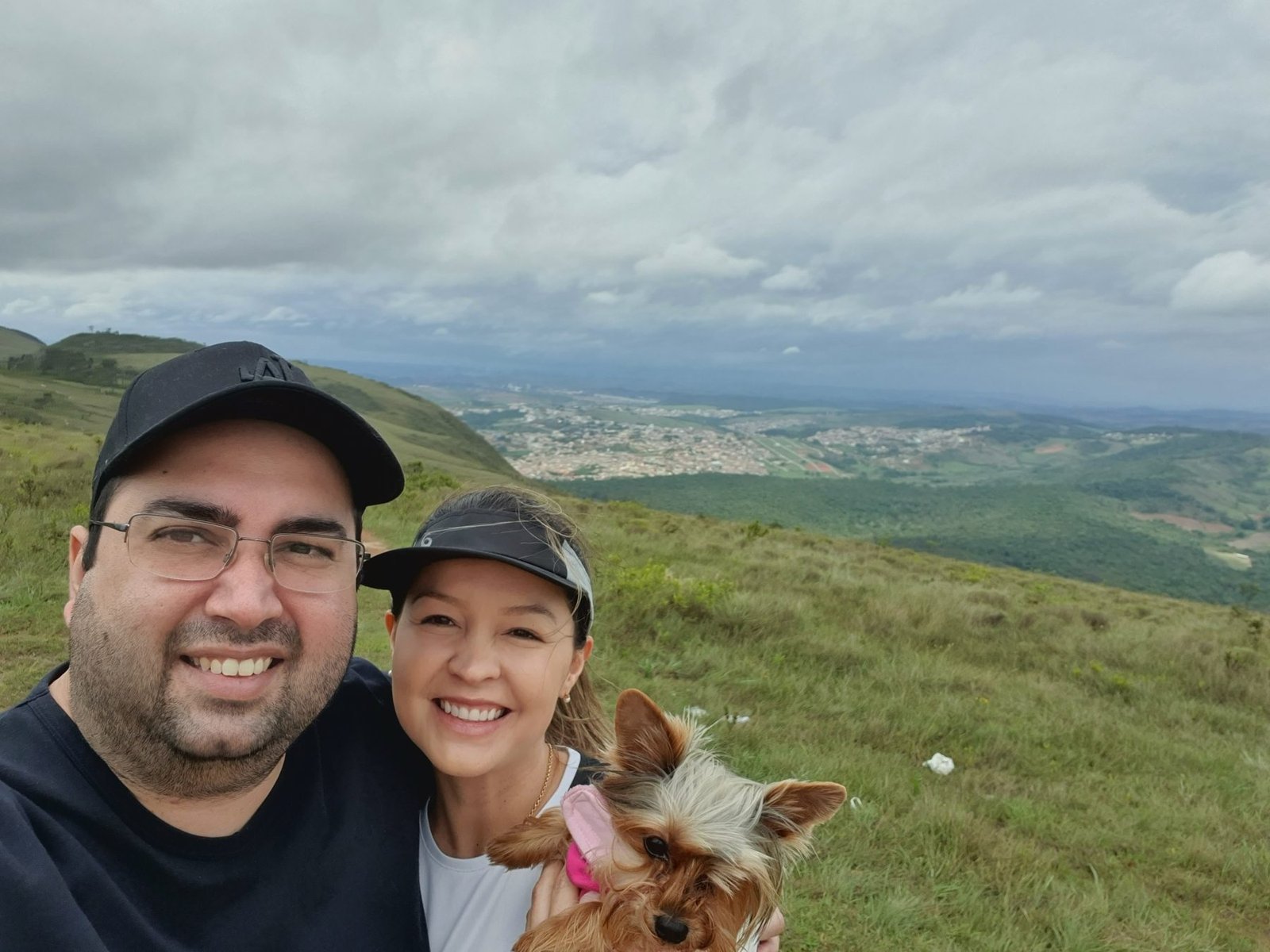 Bruno e Nordana com a Amorinha, uma yorkshire, no alto de um morro