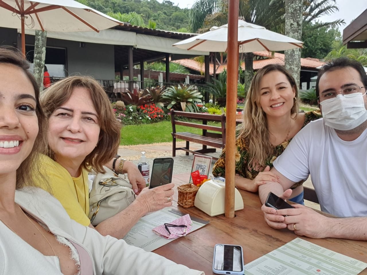 Almoço em família ao ar livre