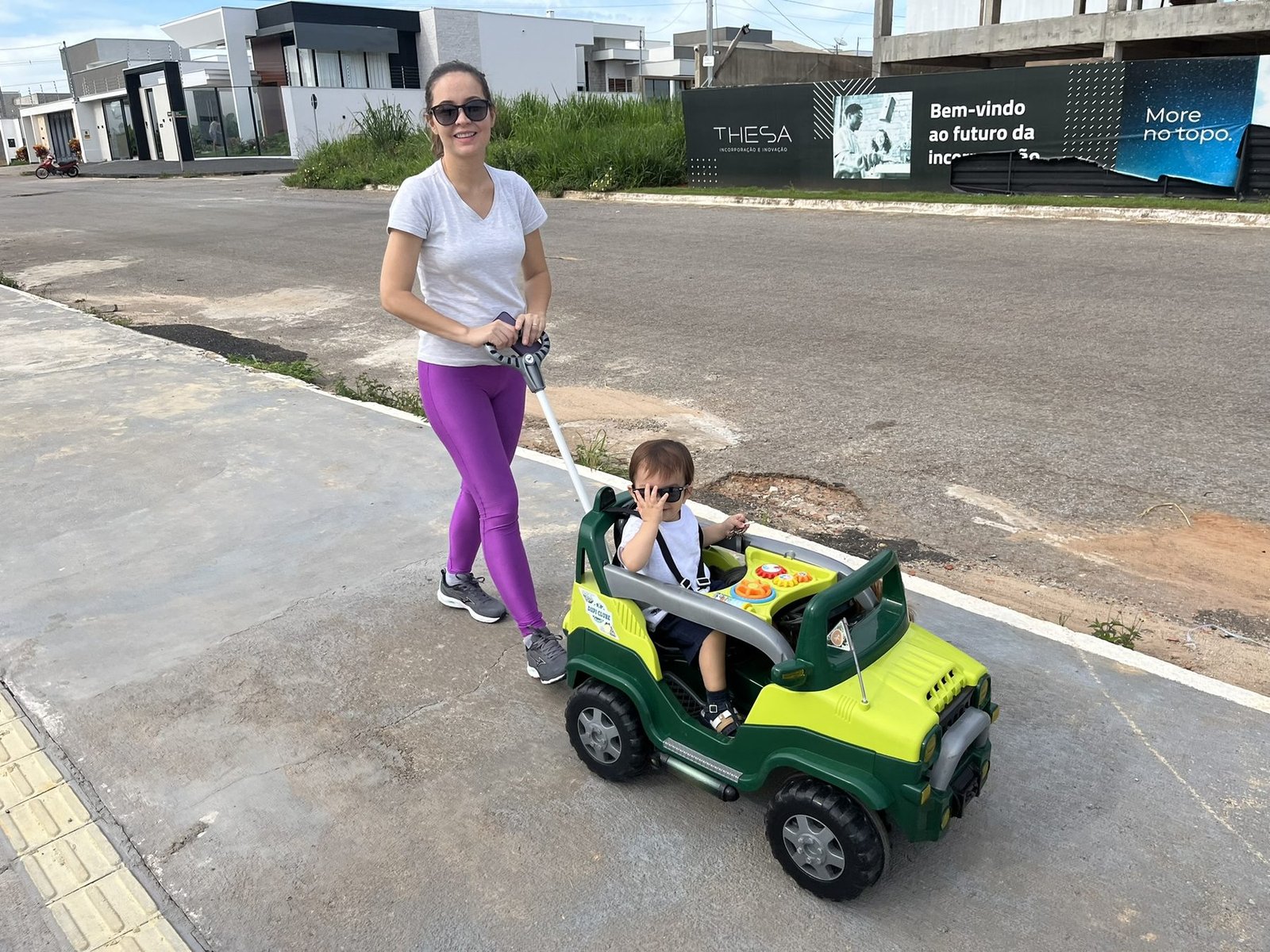 Nordana puxando o Pedro em um carrinho elétrico