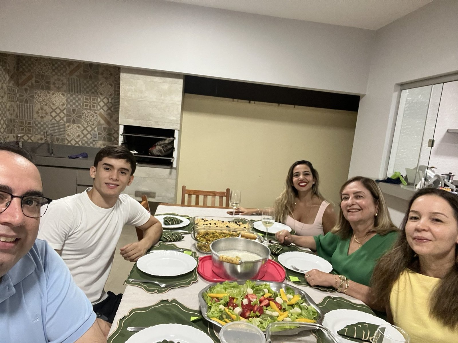 Família reunida à mesa de jantar