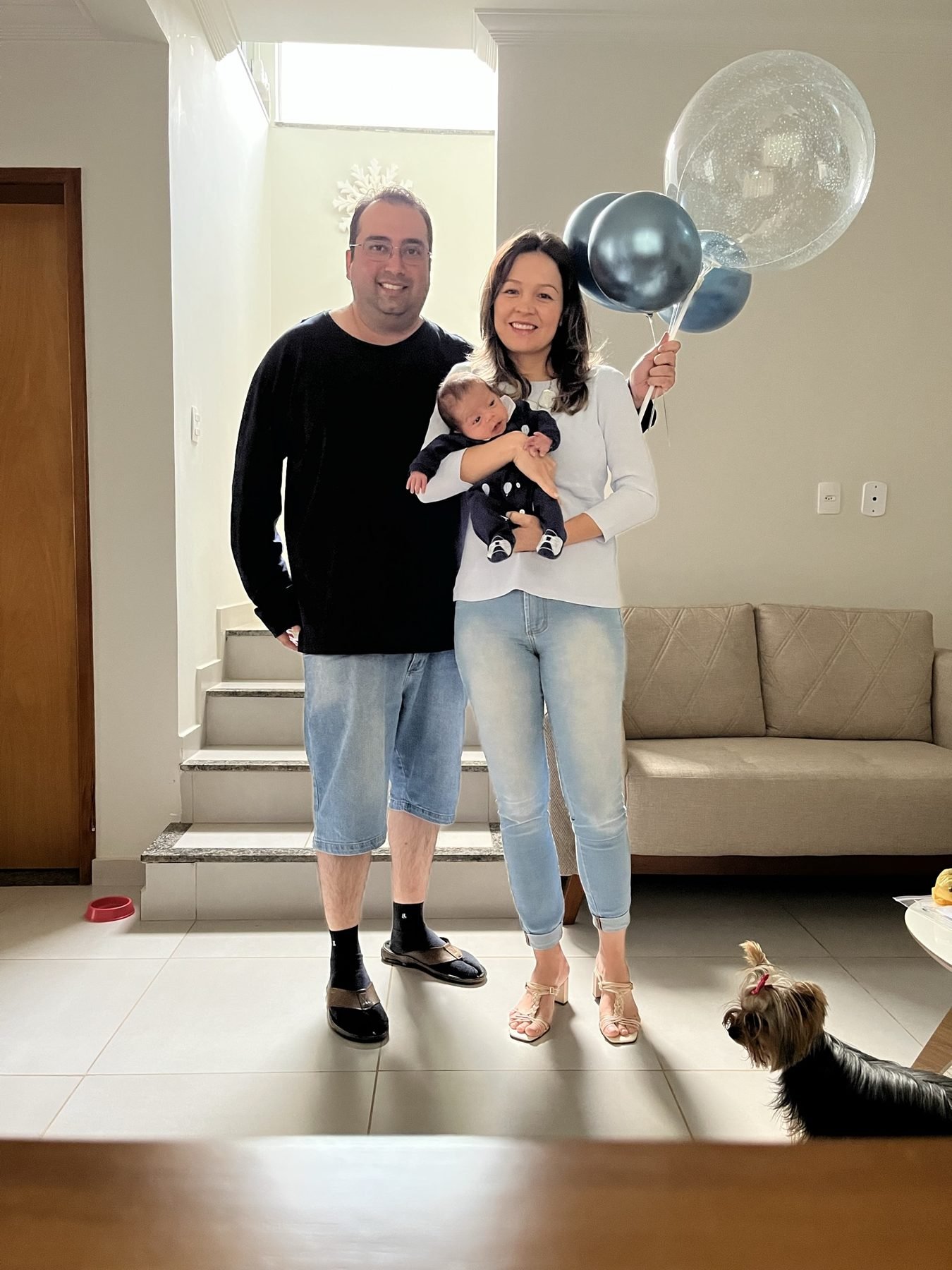 Bruno e Nordana em casa com o Pedro bebê e a Amorinha