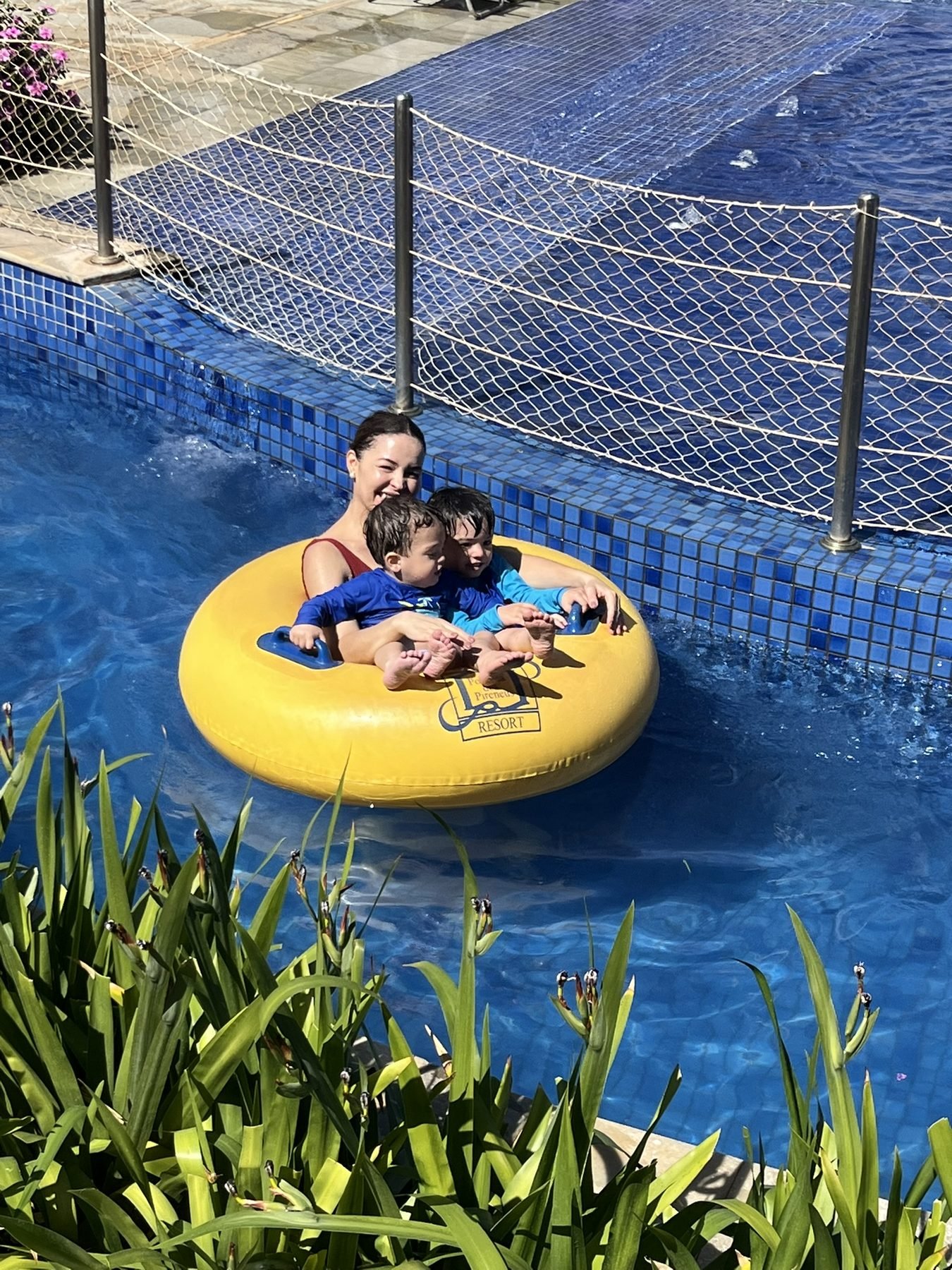 Nordana com os meninos em uma boia na piscina