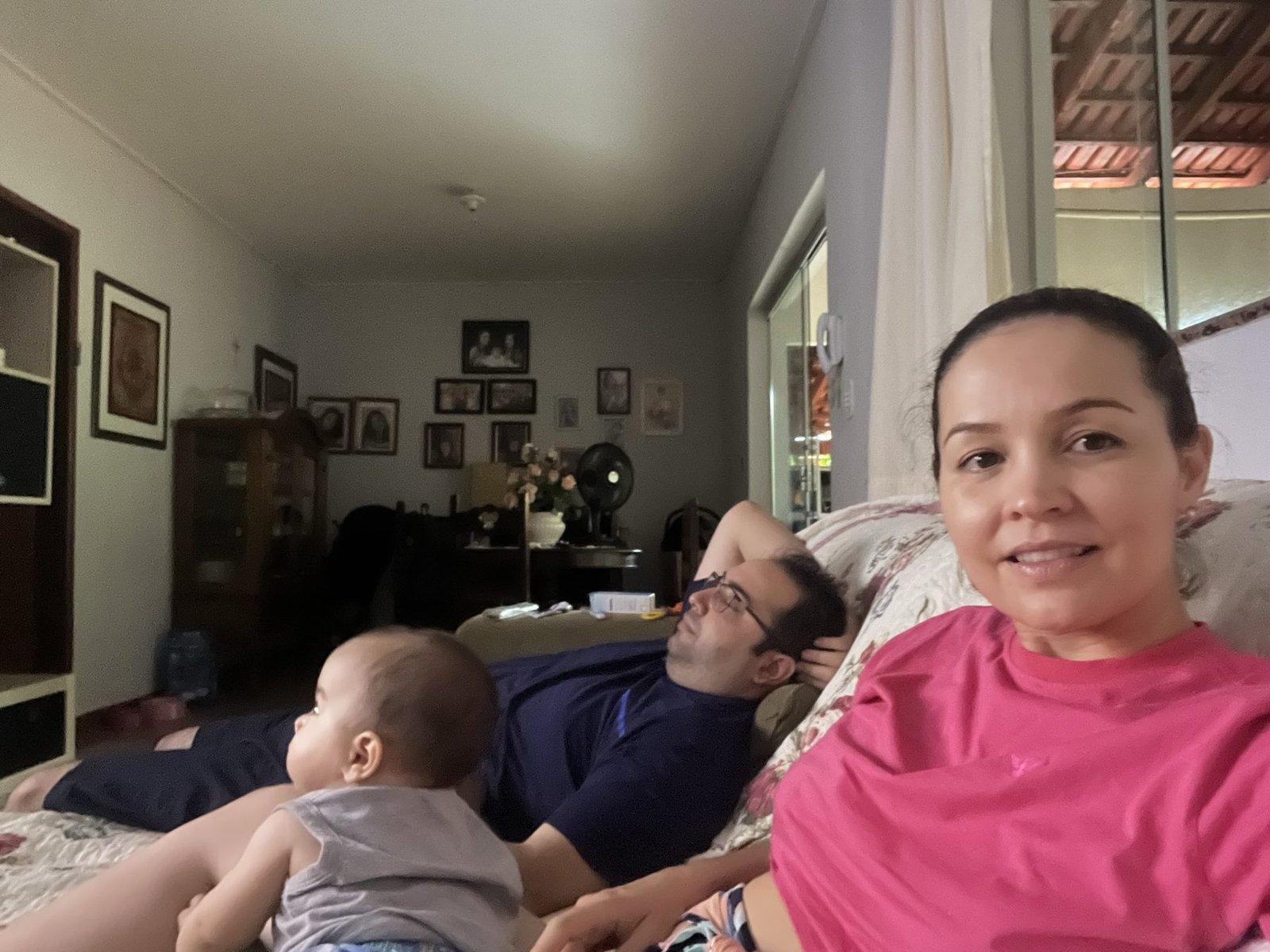 Domingo em casa, deitados no sofá