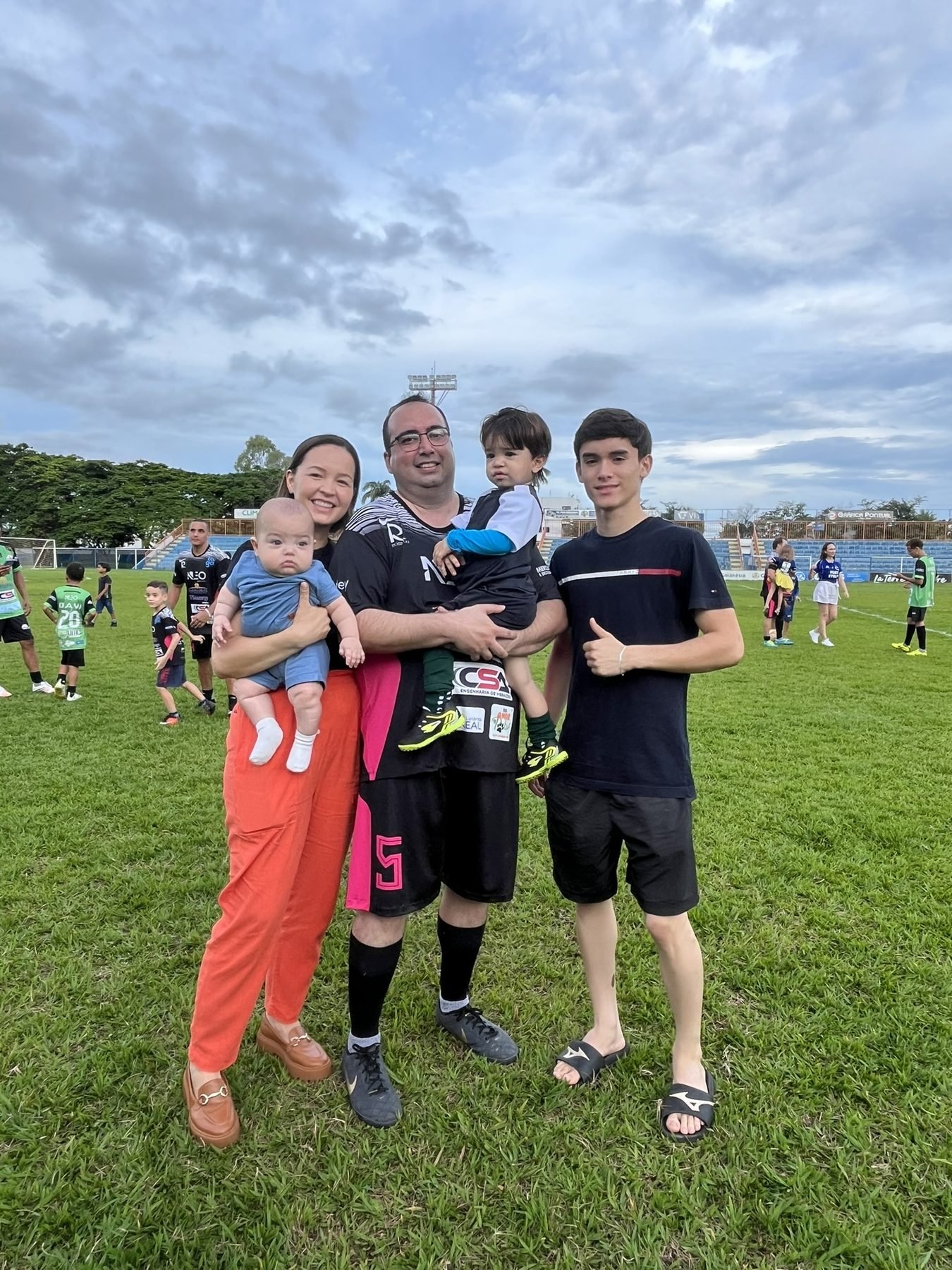 Família no campo de futebol