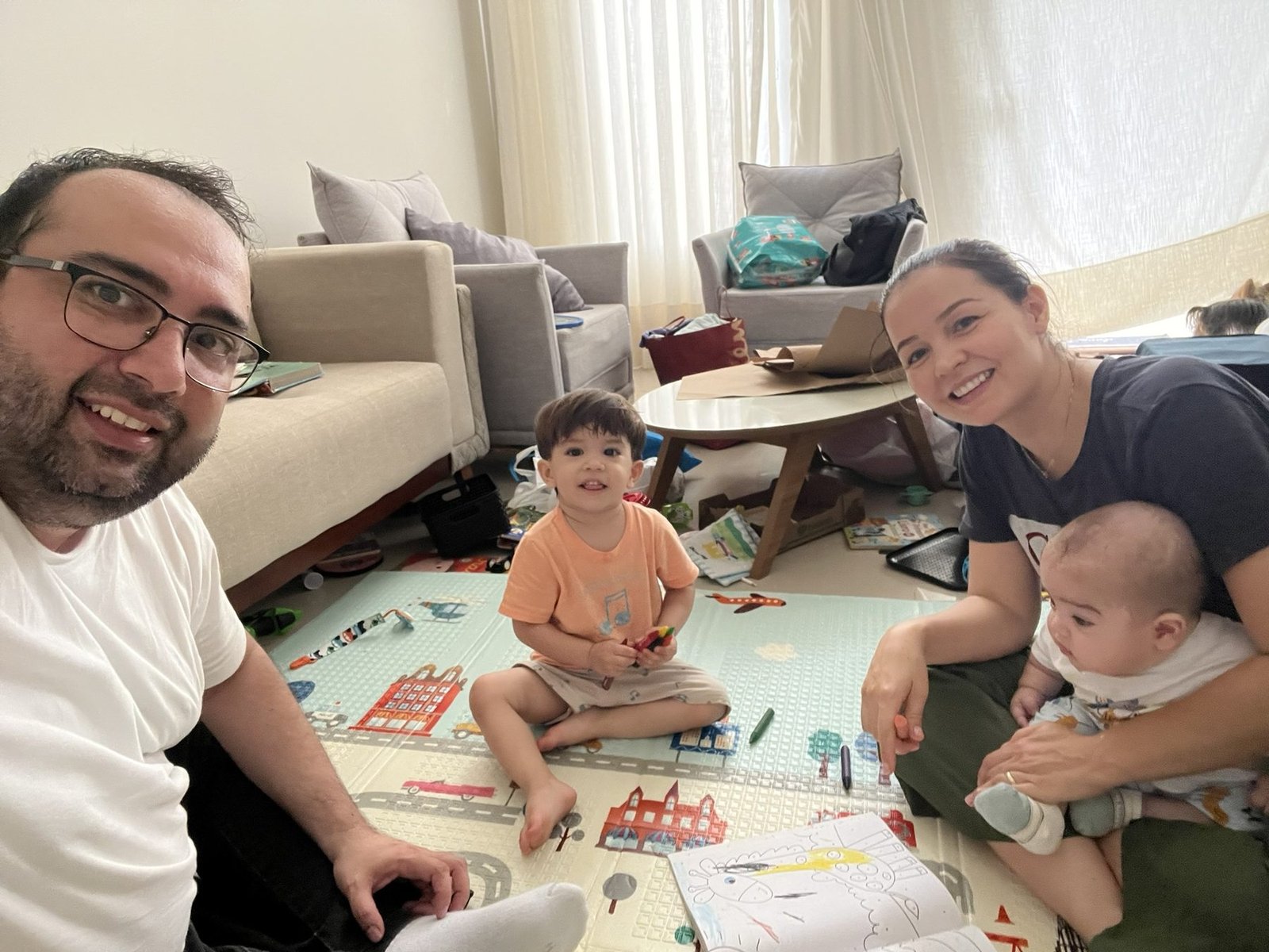 Família brincando no tapete da sala