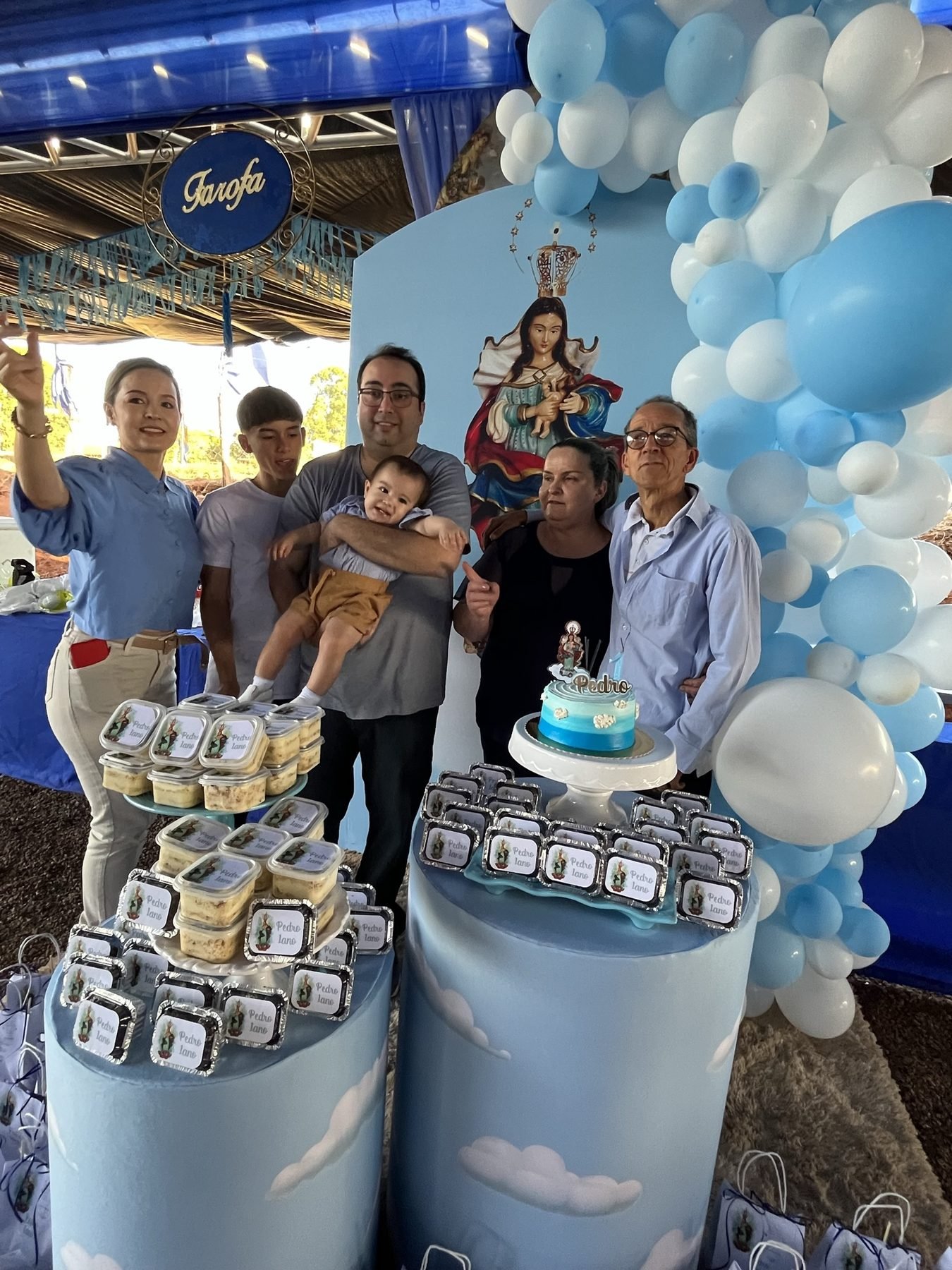 Festa de aniversário com bolo e balões azuis