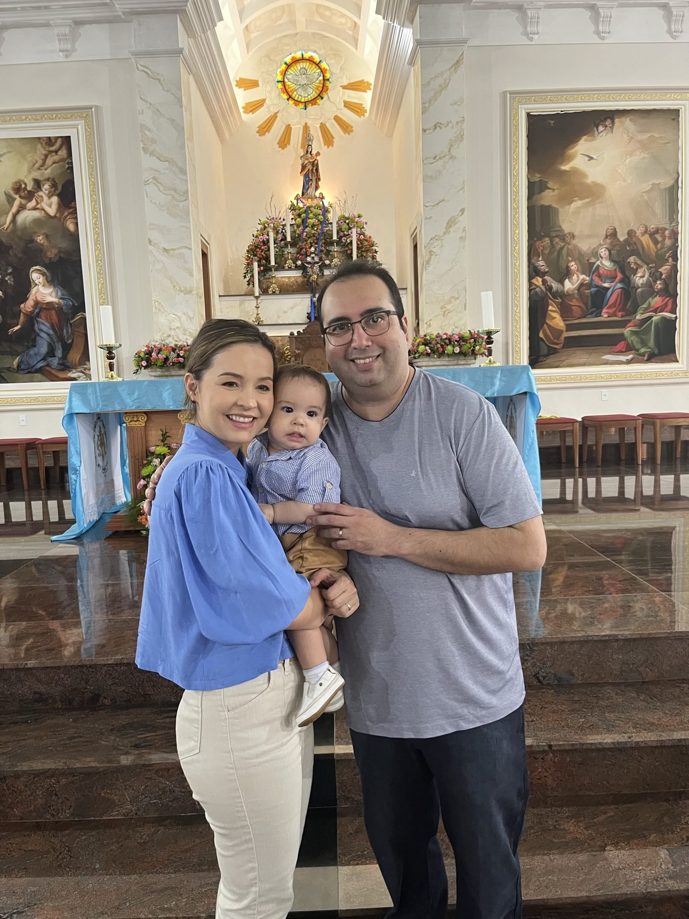 Os três na igreja