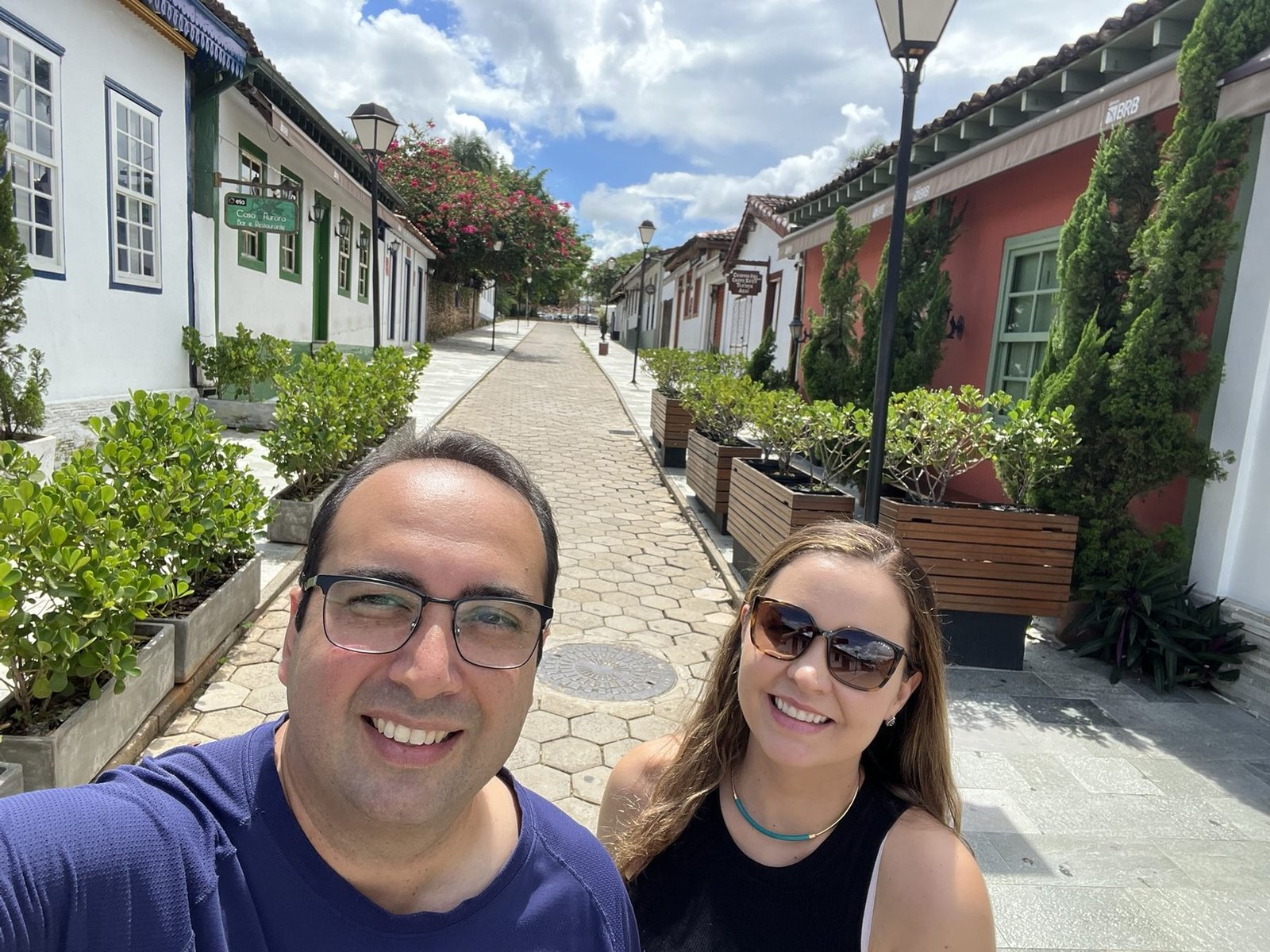 Selfie do casal em uma rua de cidade histórica