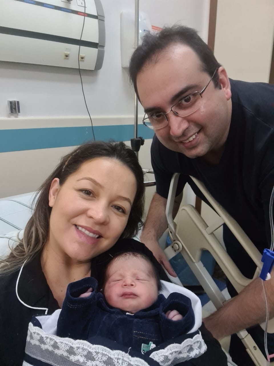 Nordana e Bruno com o Pedro recém-nascido na maternidade
