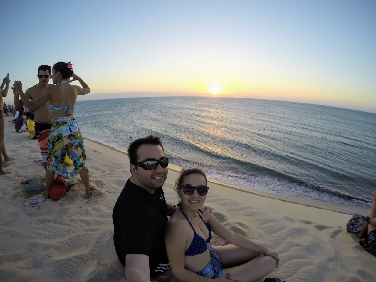 Os dois na areia ao pôr do sol